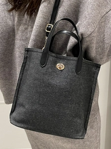 Petit sac carré noir minimaliste avec fermoir pivotant doré et bandoulière réglable