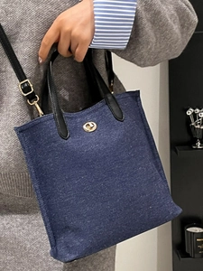 Mini sac à main en denim bleu marine avec poignées en cuir noir et fermoir doré