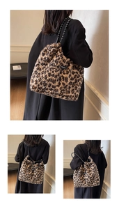 Détail du sac cabas en peluche léopard avec étiquette de marque et bandoulière en corde tressée