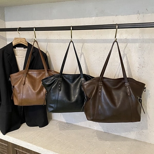 Large Capacity Women PU Leather Tote Bag Minimalist Commuter Shoulder Bag With Metal Star Rivets Fashion Daily Handbag