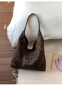 Détail du sac cabas léopard avec texture en toile et bandoulière en cuir souple