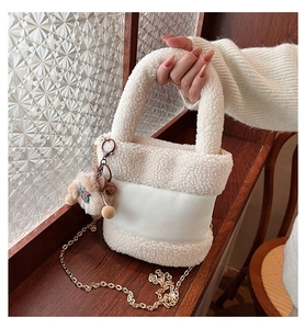 Détail du sac seau en polaire blanche avec empiècement cuir et bandoulière chaîne dorée