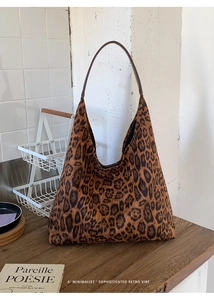 Détail du motif léopard et de l'anse marron sur un grand sac fourre-tout hobo