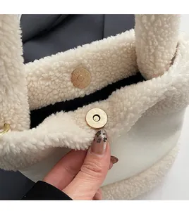 Détail du fermoir magnétique doré sur un sac seau en peluche de laine d'agneau