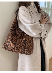 Sac hobo chic à imprimé léopard porté avec un manteau en laine beige au style rétro