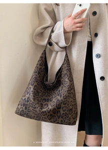 Détail d'un grand sac cabas à imprimé léopard avec bandoulière en cuir marron