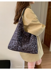 Vue latérale détaillée d'un sac cabas léopard gris avec une touche rétro minimaliste