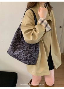 Vue détaillée du grand sac cabas à imprimé léopard avec bandoulière en cuir noir