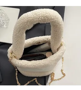 Vue de dessus du sac seau en peluche blanche montrant l'intérieur et la chaîne dorée