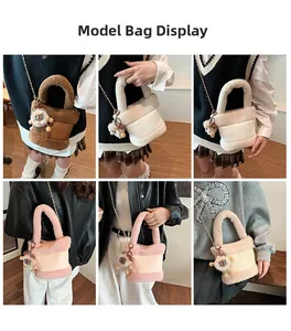 Présentation du sac seau en peluche avec bandoulière chaîne et breloque en couleurs