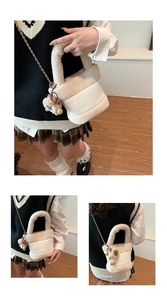 Détail du sac seau en peluche crème avec texture en fausse fourrure et chaîne en métal