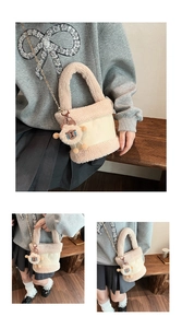 Détail du sac seau en peluche avec bandoulière chaîne et porte-clés ours mignon