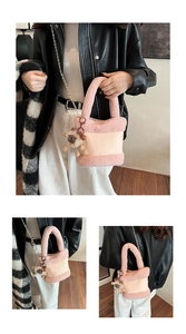 Détails du sac seau en laine d'agneau rose avec bandoulière chaîne et pendentif mouton