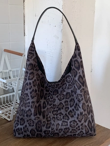 Sac fourre-tout chic à imprimé léopard gris foncé avec bandoulière en cuir noir