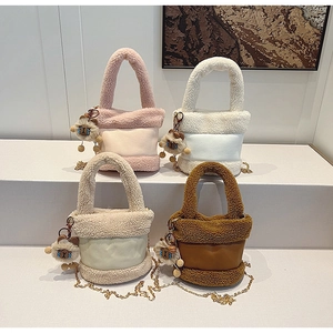 Détails des sacs seau en laine d'agneau en quatre couleurs avec bandoulières et charms