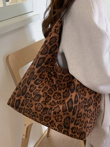 Grand sac cabas à imprimé léopard avec motif marron et bandoulière large et confortable