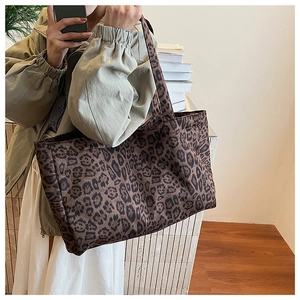 Spiegelselfie mit der großen Handtasche im Leopardenmuster für den herbstlichen Stil