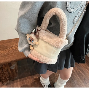 Sac seau chic en peluche crème avec chaîne dorée et charmant pendentif ours