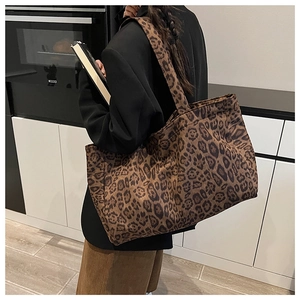 Detailansicht der großen Shopper-Tasche mit Leopardenmuster und Schultergurt