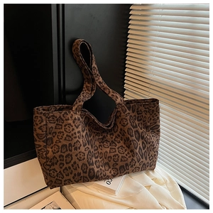 Detail der weichen Leopardenmuster-Struktur und des breiten Schultergurts dieser Tasche