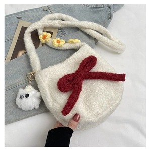 Détail du sac blanc en laine d'agneau pelucheuse avec nœud rouge et fleurs jaunes