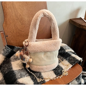 Sac seau chic en fausse fourrure crème avec bandoulière chaîne et breloque petit ours