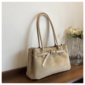 Dettaglio della borsa tote in pelle scamosciata kaki con texture opaca e doppi spallacci