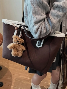 Borsa tote marrone con finiture in pelliccia sintetica bianca e ciondolo a orsetto