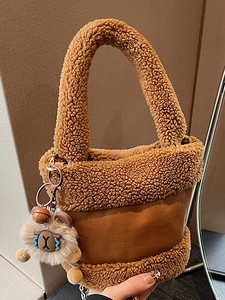 Sac Seau en Peluche Mode pour Femmes Automne Hiver Épissage en Laine d'Agneau Sac à Bandoulière Avec Pendentif Chaîne