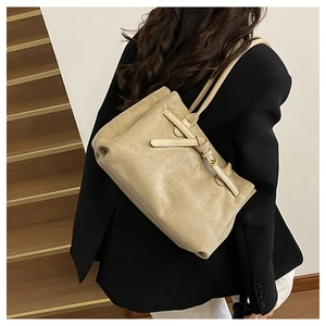 Dettaglio della borsa tote in pelle scamosciata kaki con cinturini e fibbia in metallo