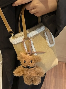 Elegante borsa kaki in finta pelle scamosciata con bordo in pelliccia e ciondolo a orso