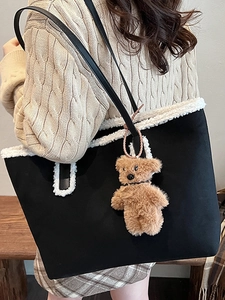 Borsa tote minimalista in peluche bianco e nero con ciondolo a forma di orsetto