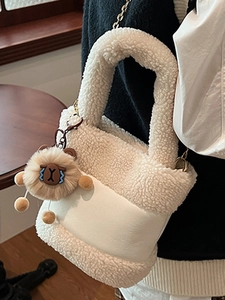 Sac fourre-tout blanc en laine d'agneau avec patchwork en cuir et breloque poupée