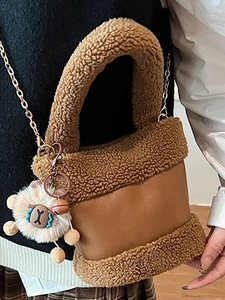 Sac seau chic en fausse fourrure marron avec panneau cuir et bandoulière chaîne
