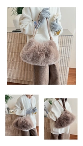 Detail der flauschigen rosa Plüschtasche mit dünnen braunen Schulterriemen für Damen