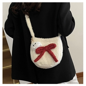 Vue arrière du sac bandoulière en peluche blanche avec un grand nœud rouge