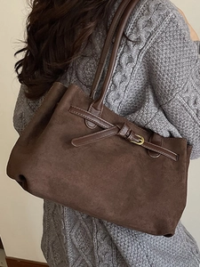 Borsa tote minimalista in camoscio marrone scuro con fibbia dorata per stile autunnale