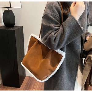 Detailaufnahme der braunen Wildledershoper mit weißem Kunstpelzbesatz und Doppelriemen