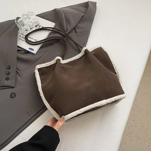 Detail einer dunkelbraunen Tote Bag mit weichem weißem Plüschbesatz und Matt-Finish