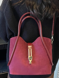 Retro burgundy matte tote bag with gold U-shaped metal buckle for autumn daily wear