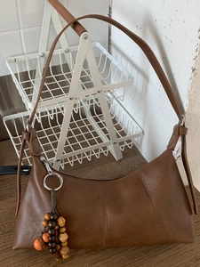 Braune Vintage PU-Leder Halbmond-Schultertasche mit dekorativem Holzperlen-Quasten-Anhänger