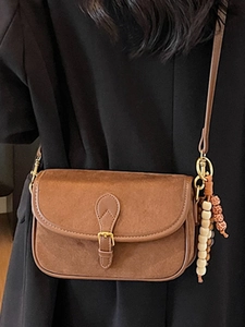 Sac bandoulière rétro en daim marron avec boucle vintage et détail de perles en bois