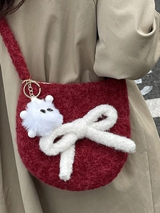 Sac bandoulière en peluche bordeaux avec nœud blanc et pendentif petit monstre mignon