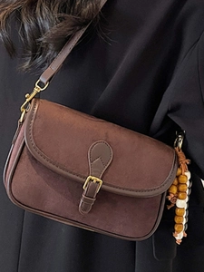 Sac bandoulière carré marron en daim givré avec breloque en bois et boucle sur le rabat