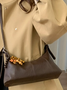 Retro dunkelbraune Hobo-Tasche aus mattem Leder mit Holzperlen-Anhänger Detail