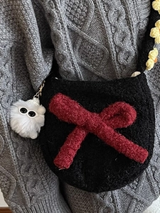 Joli sac bandoulière en peluche noire avec nœud rouge et sangle fleurie pour automne 2025