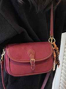 Sac à bandoulière vintage bordeaux givré pour femme avec charm rétro perlé