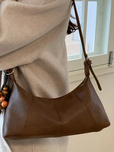 Retro hobo schultertasche aus braunem leder mit perlenanhänger und modischem design