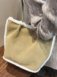 Khaki Wildleder-Tragetasche mit weißem Kunstfellbesatz und schmalem Schultergurt