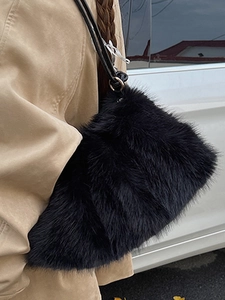 Schicke schwarze Kunstpelz-Tragetasche mit flauschiger Textur und Lederriemen